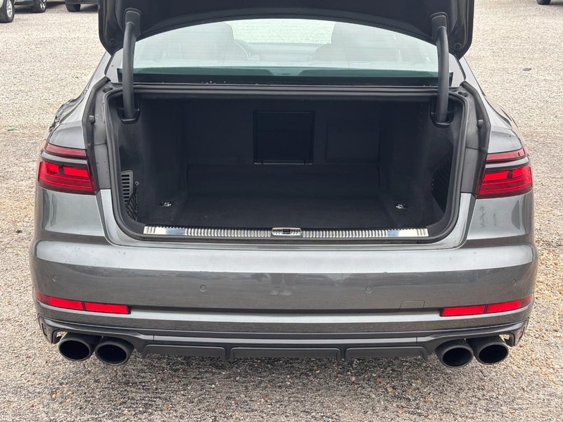 Audi S8 Vehicle Full-screen Gallery Image 11