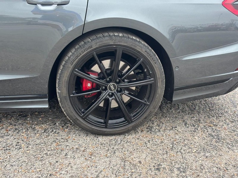 Audi S8 Vehicle Full-screen Gallery Image 12