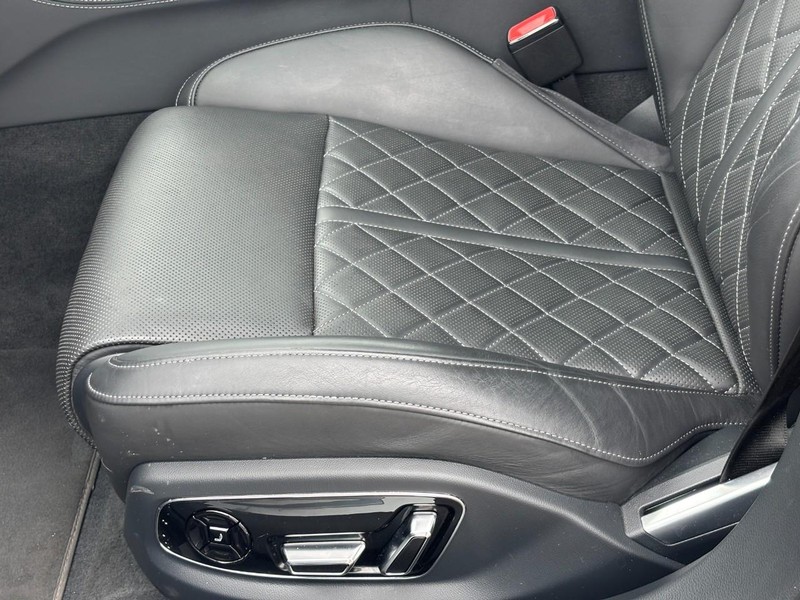 Audi S8 Vehicle Full-screen Gallery Image 17