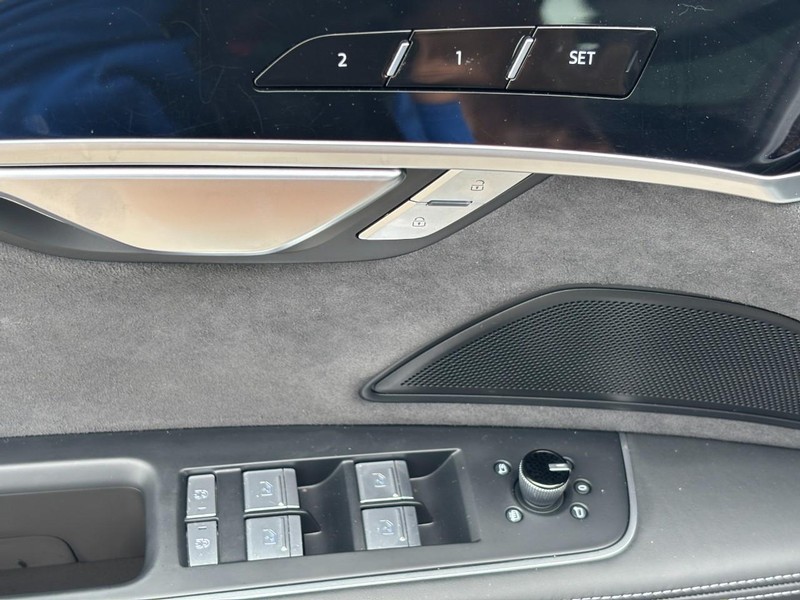 Audi S8 Vehicle Full-screen Gallery Image 18