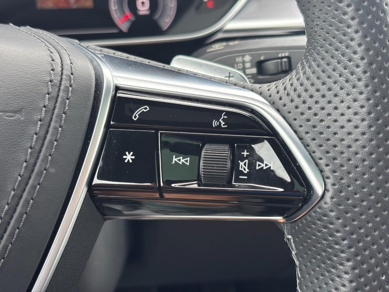 Audi S8 Vehicle Full-screen Gallery Image 20