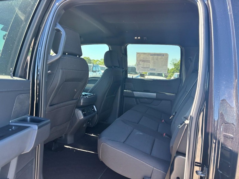 Ford F-150 Vehicle Full-screen Gallery Image 12
