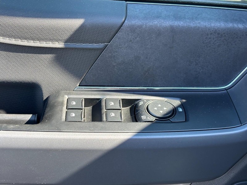 Ford F-150 Vehicle Full-screen Gallery Image 17