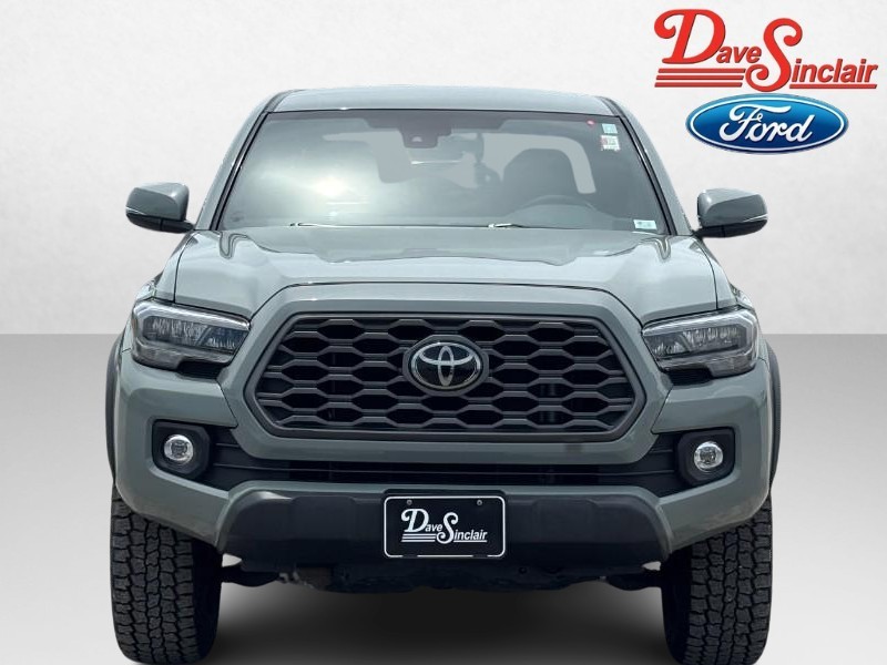 Toyota Tacoma 4WD Vehicle Full-screen Gallery Image 02