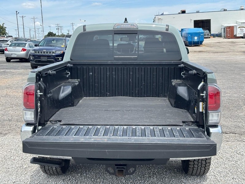 Toyota Tacoma 4WD Vehicle Full-screen Gallery Image 11