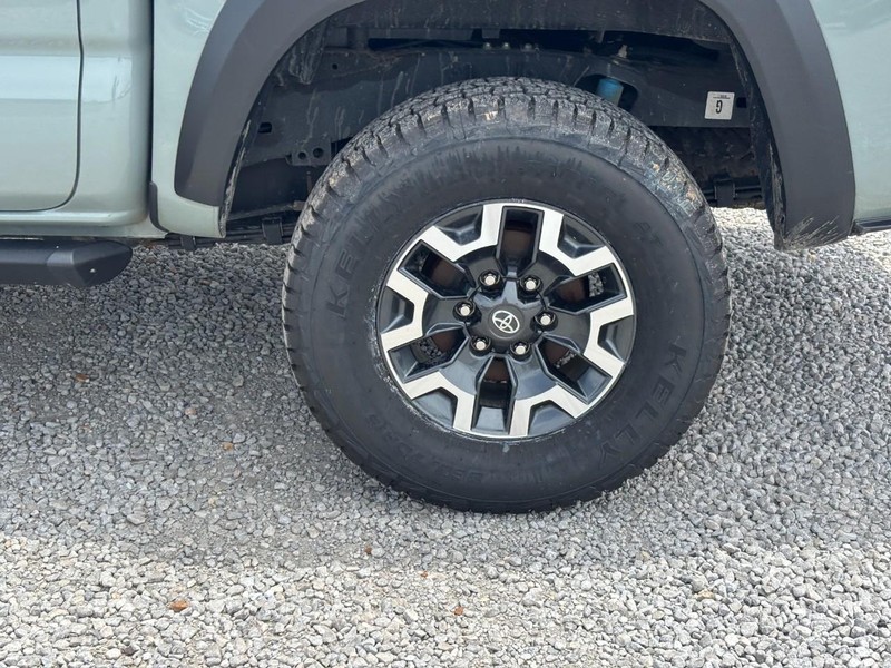 Toyota Tacoma 4WD Vehicle Full-screen Gallery Image 12