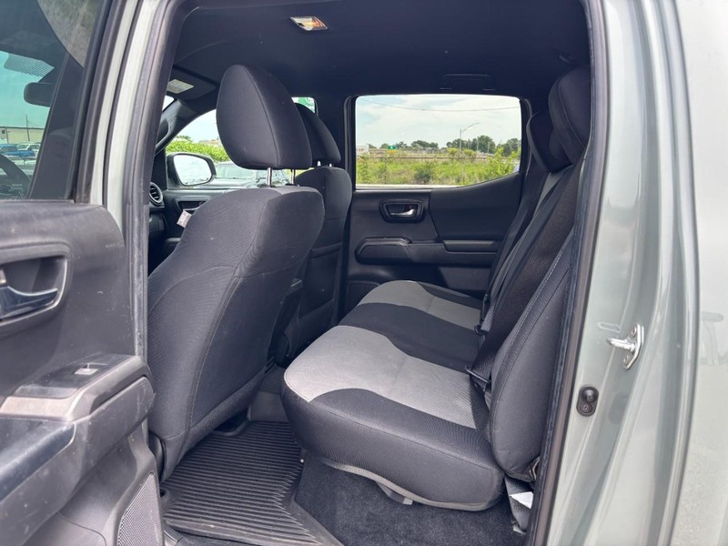 Toyota Tacoma 4WD Vehicle Full-screen Gallery Image 13