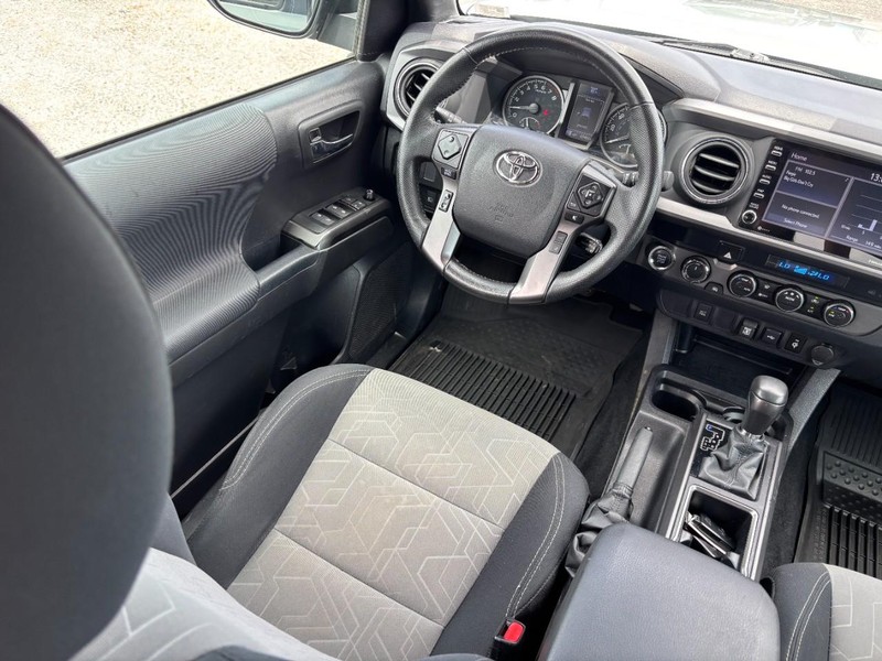 Toyota Tacoma 4WD Vehicle Full-screen Gallery Image 14