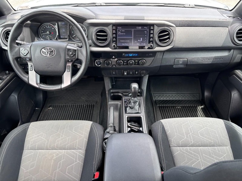 Toyota Tacoma 4WD Vehicle Full-screen Gallery Image 15