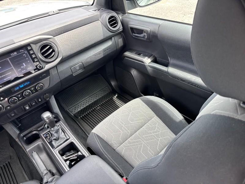 Toyota Tacoma 4WD Vehicle Full-screen Gallery Image 16