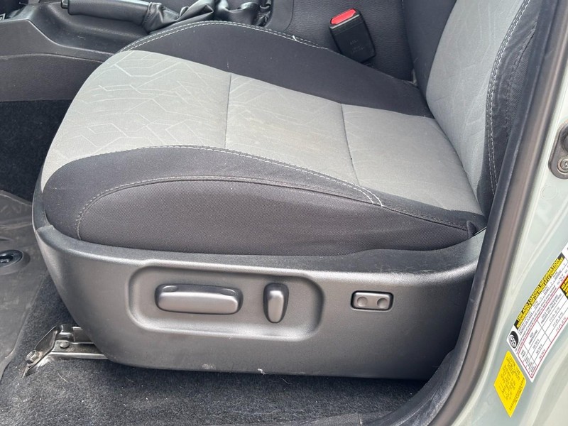 Toyota Tacoma 4WD Vehicle Full-screen Gallery Image 17