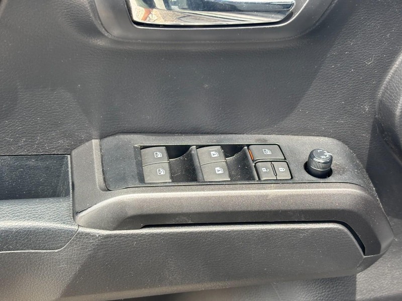 Toyota Tacoma 4WD Vehicle Full-screen Gallery Image 18