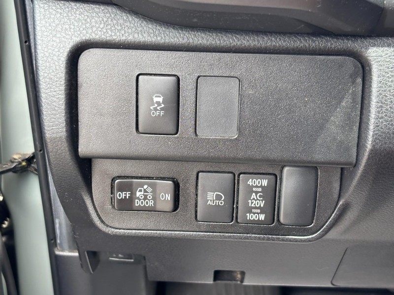 Toyota Tacoma 4WD Vehicle Full-screen Gallery Image 19