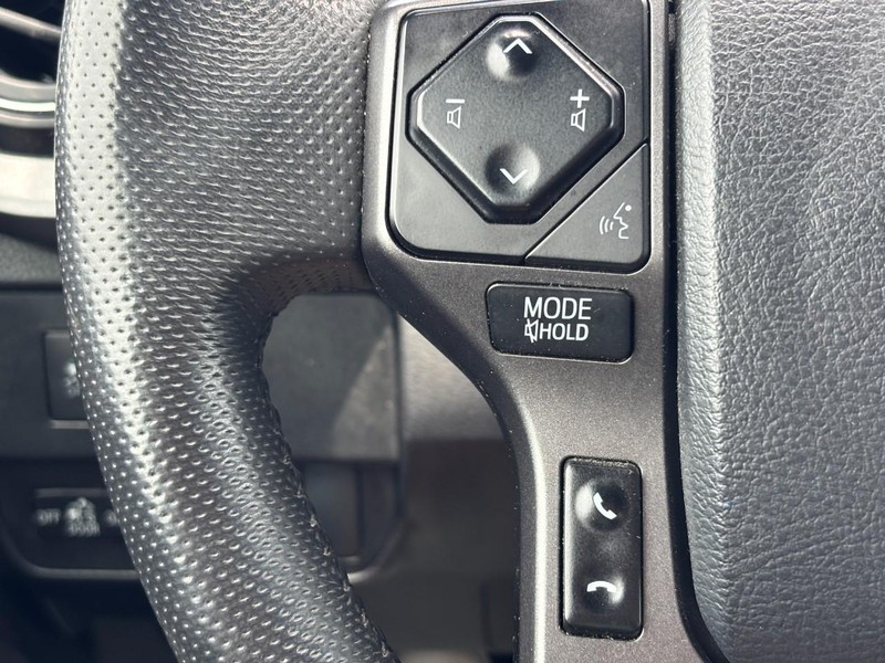 Toyota Tacoma 4WD Vehicle Full-screen Gallery Image 20