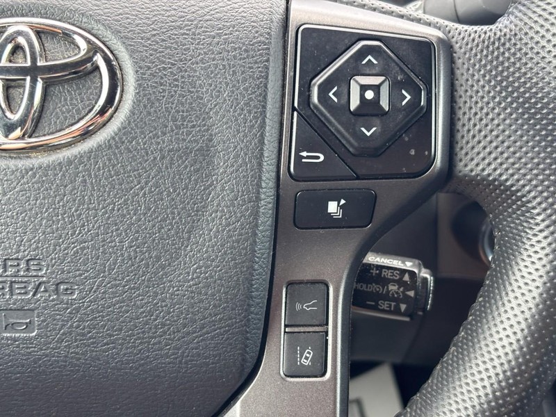 Toyota Tacoma 4WD Vehicle Full-screen Gallery Image 21