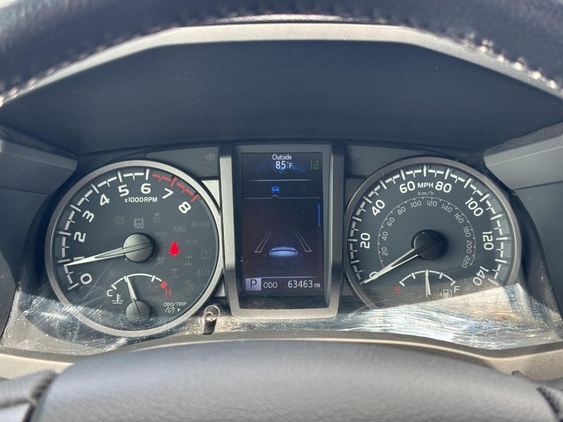Toyota Tacoma 4WD Vehicle Full-screen Gallery Image 22