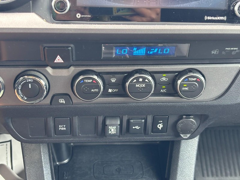 Toyota Tacoma 4WD Vehicle Full-screen Gallery Image 25