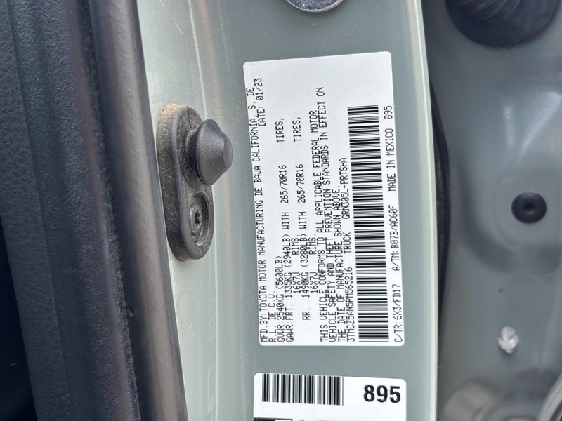 Toyota Tacoma 4WD Vehicle Full-screen Gallery Image 26