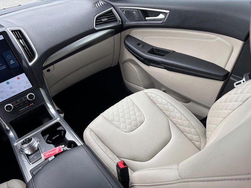 Ford Edge Vehicle Image 16