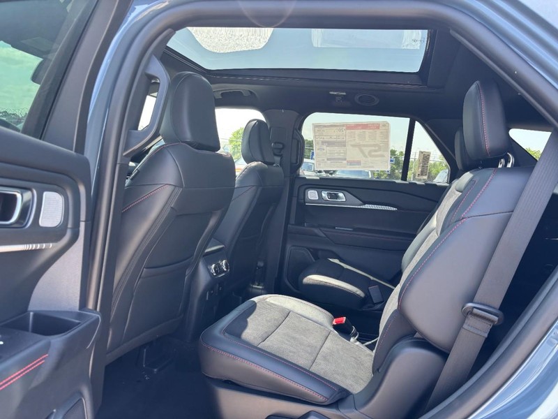 Ford Explorer Vehicle Full-screen Gallery Image 13