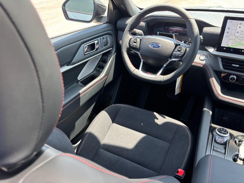 Ford Explorer Vehicle Full-screen Gallery Image 14