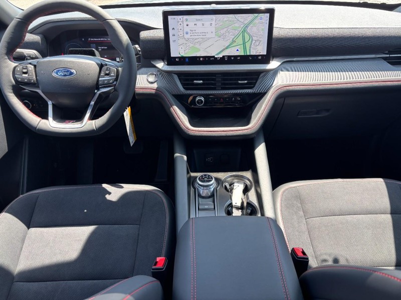 Ford Explorer Vehicle Full-screen Gallery Image 15