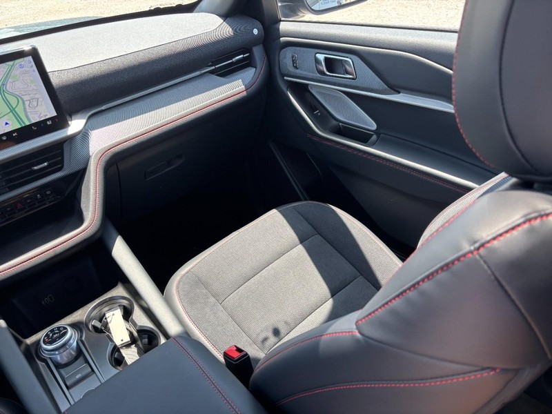Ford Explorer Vehicle Full-screen Gallery Image 16