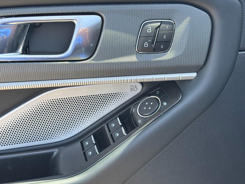 Ford Explorer Vehicle Full-screen Gallery Image 18