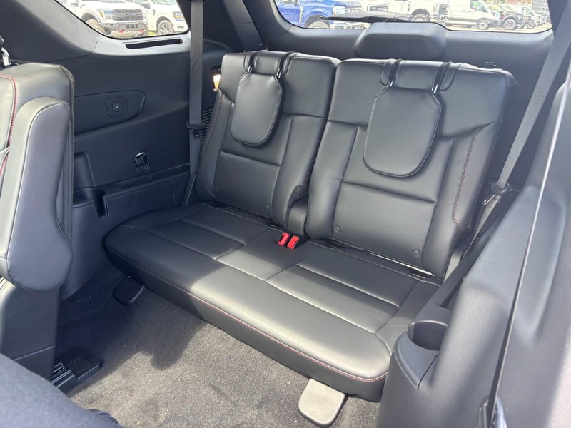 Ford Explorer Vehicle Full-screen Gallery Image 12