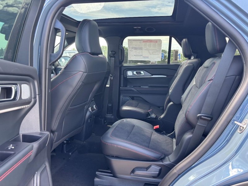 Ford Explorer Vehicle Full-screen Gallery Image 13