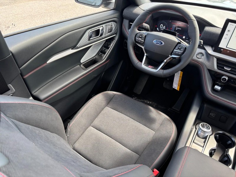 Ford Explorer Vehicle Full-screen Gallery Image 14
