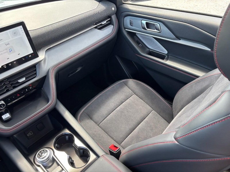 Ford Explorer Vehicle Full-screen Gallery Image 16