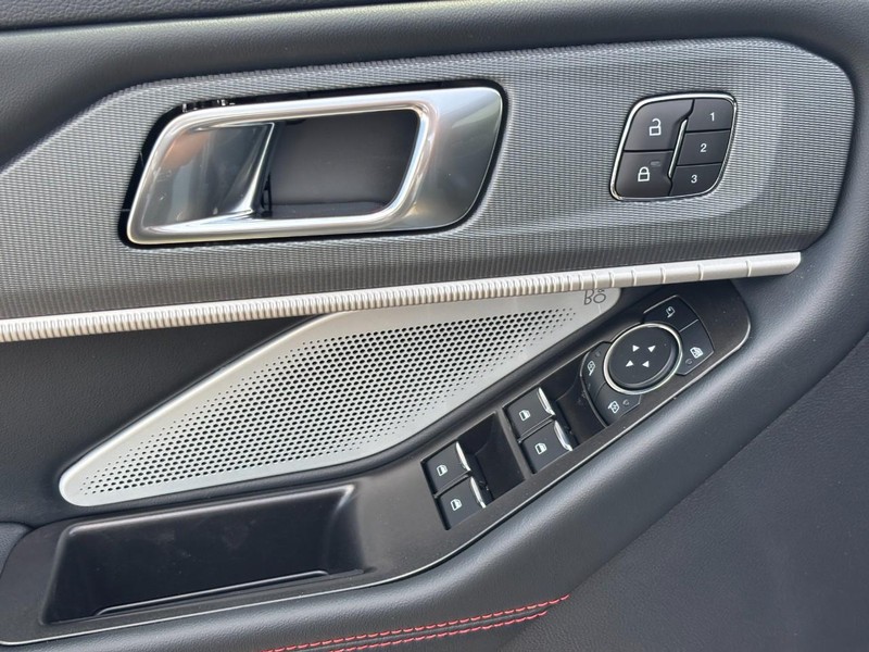 Ford Explorer Vehicle Full-screen Gallery Image 18