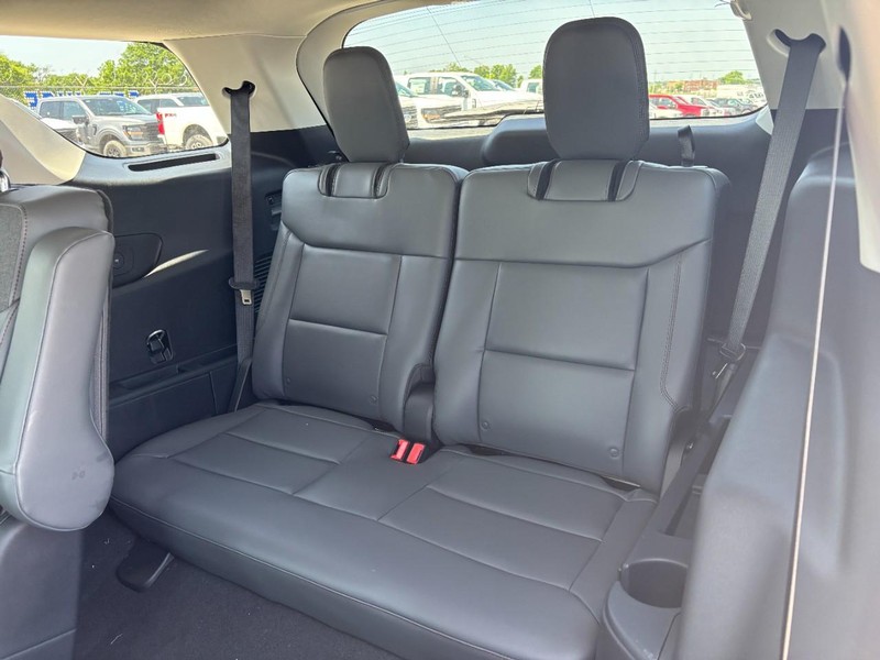Ford Explorer Vehicle Full-screen Gallery Image 12