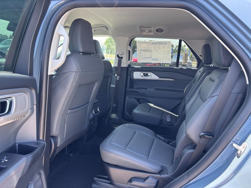 Ford Explorer Vehicle Full-screen Gallery Image 13