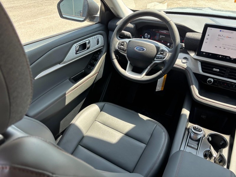 Ford Explorer Vehicle Full-screen Gallery Image 14