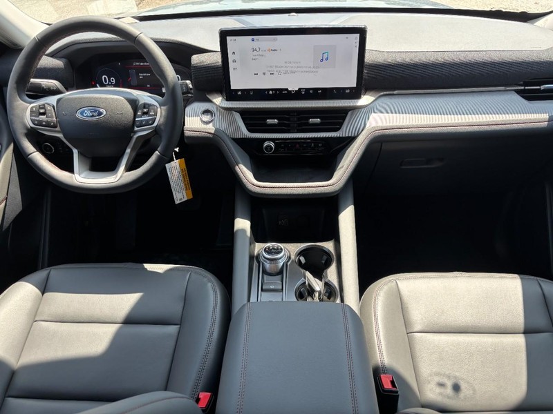 Ford Explorer Vehicle Full-screen Gallery Image 15