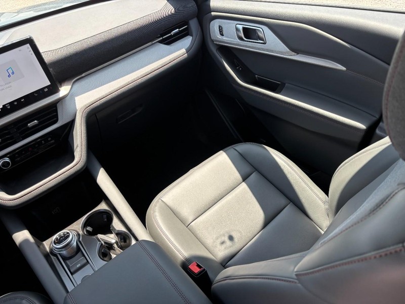 Ford Explorer Vehicle Full-screen Gallery Image 16