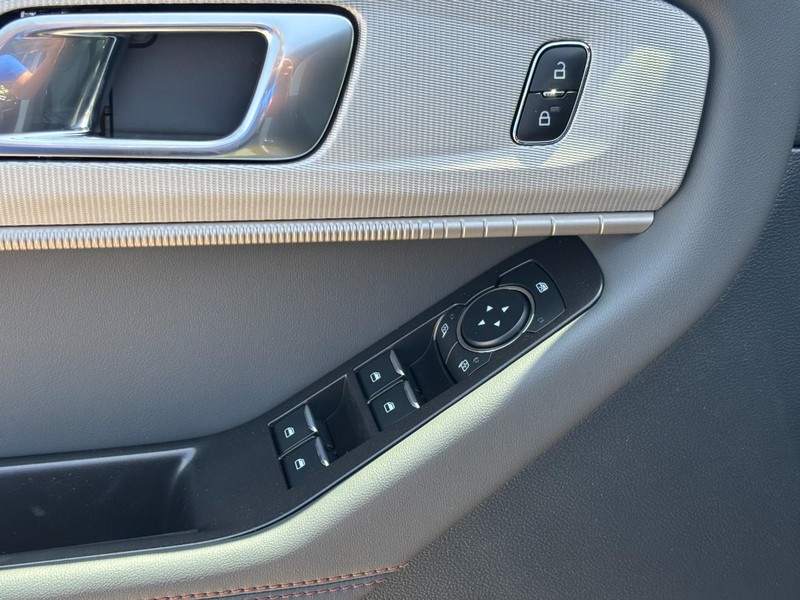Ford Explorer Vehicle Full-screen Gallery Image 18