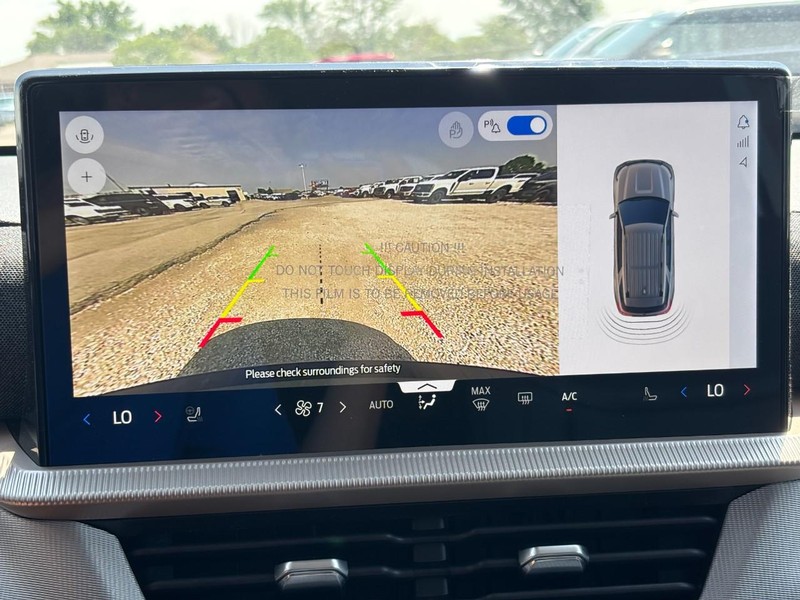 Ford Explorer Vehicle Full-screen Gallery Image 23
