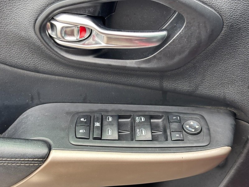 Jeep Cherokee Vehicle Image 18