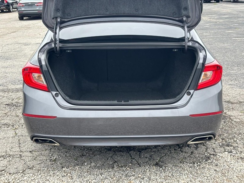 Honda Accord Sedan Vehicle Full-screen Gallery Image 11