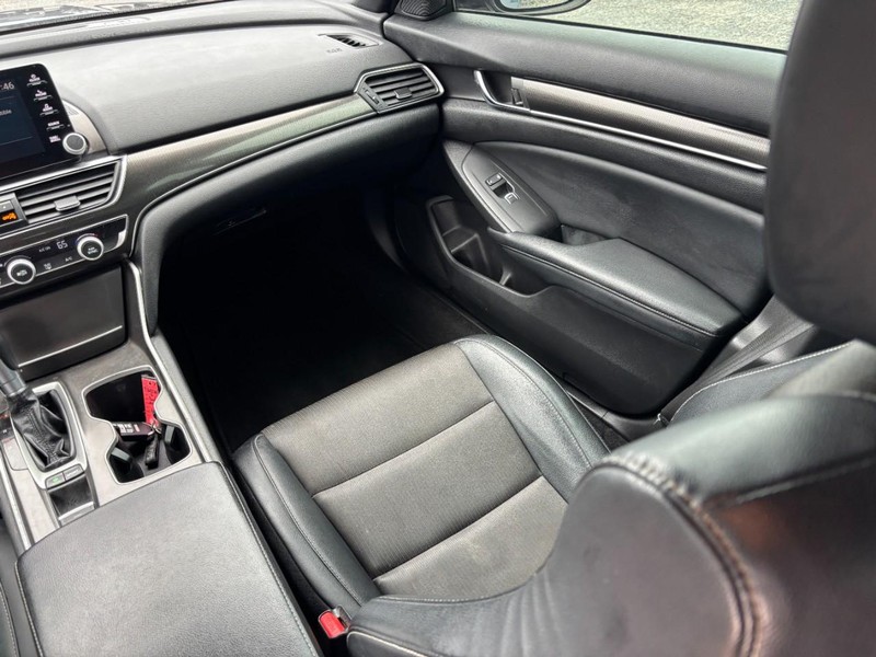 Honda Accord Sedan Vehicle Full-screen Gallery Image 16