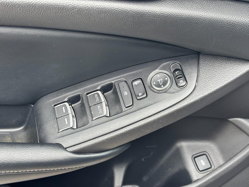 Honda Accord Sedan Vehicle Full-screen Gallery Image 18