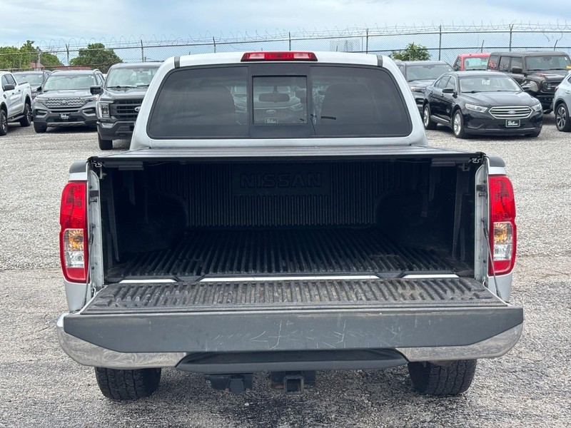 Nissan Frontier Vehicle Full-screen Gallery Image 11