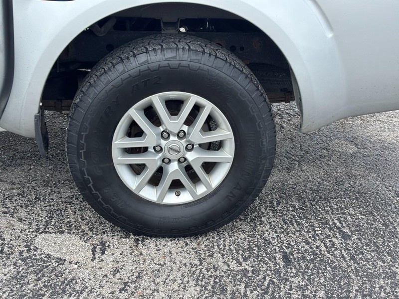 Nissan Frontier Vehicle Full-screen Gallery Image 12