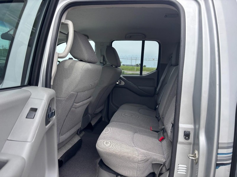 Nissan Frontier Vehicle Full-screen Gallery Image 13