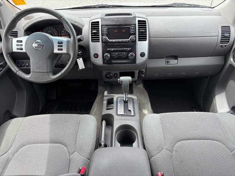 Nissan Frontier Vehicle Full-screen Gallery Image 15