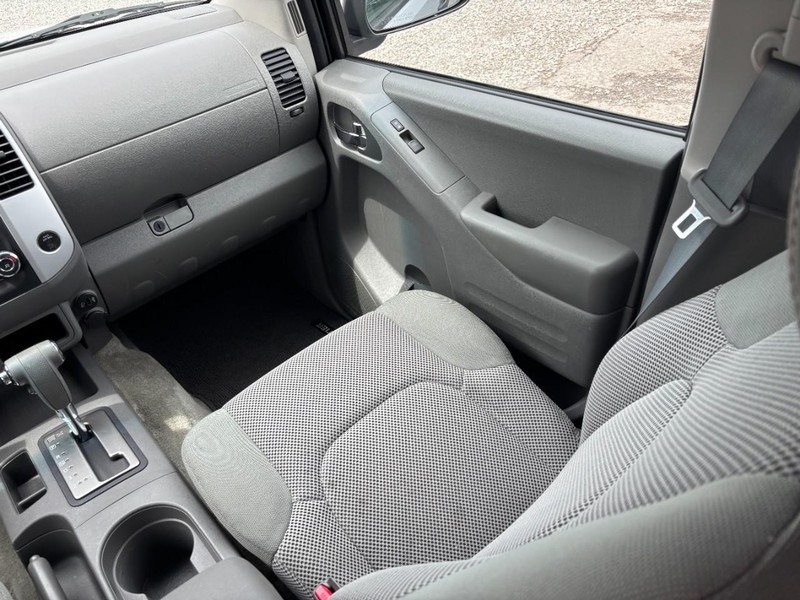Nissan Frontier Vehicle Full-screen Gallery Image 16