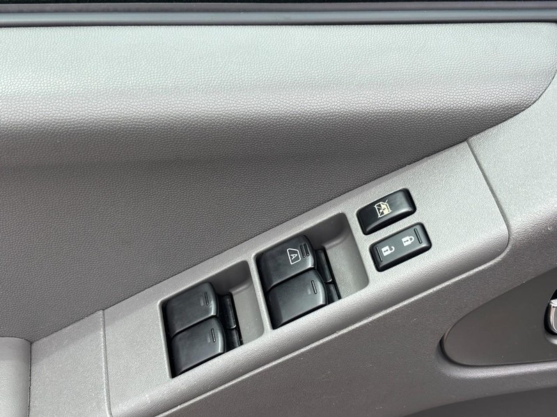 Nissan Frontier Vehicle Full-screen Gallery Image 18